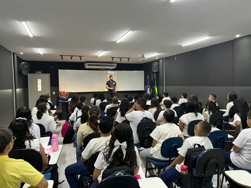Palestra para os alunos no auditório do colégio