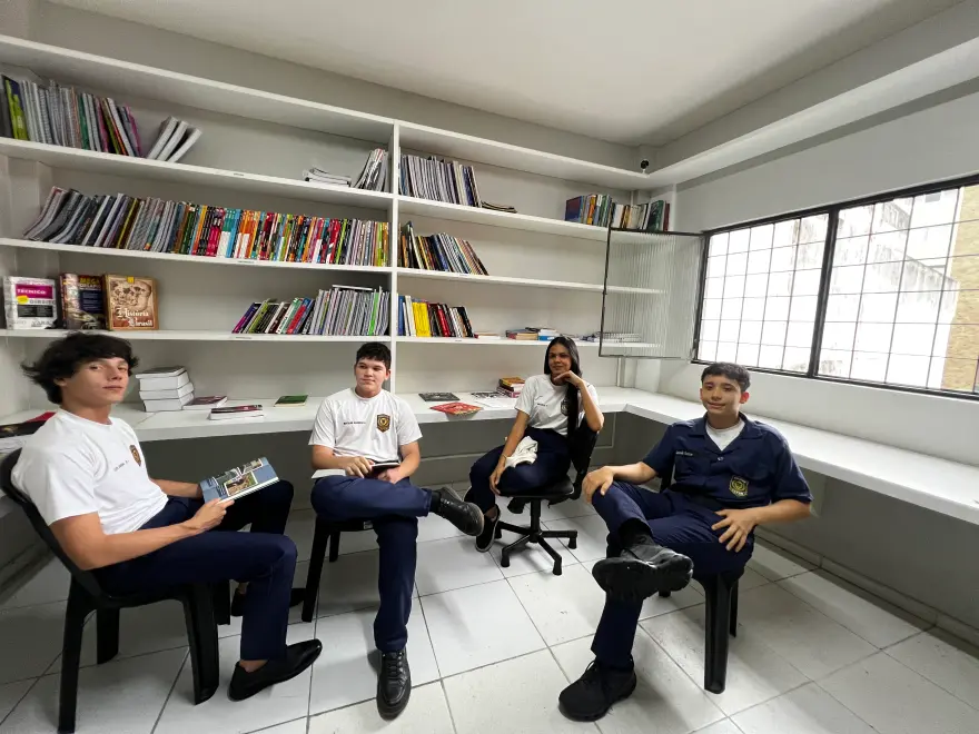 Alunos lendo na biblioteca do colégio