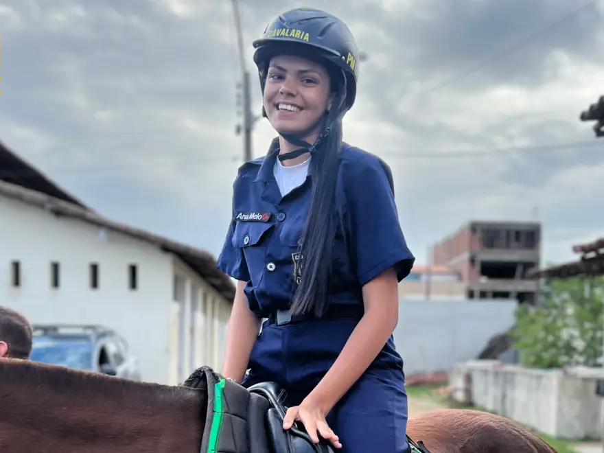 Aluna do colégio montada, em atividade da cavalaria