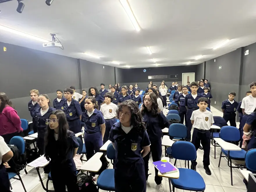 Turma em aula no auditório do colégio