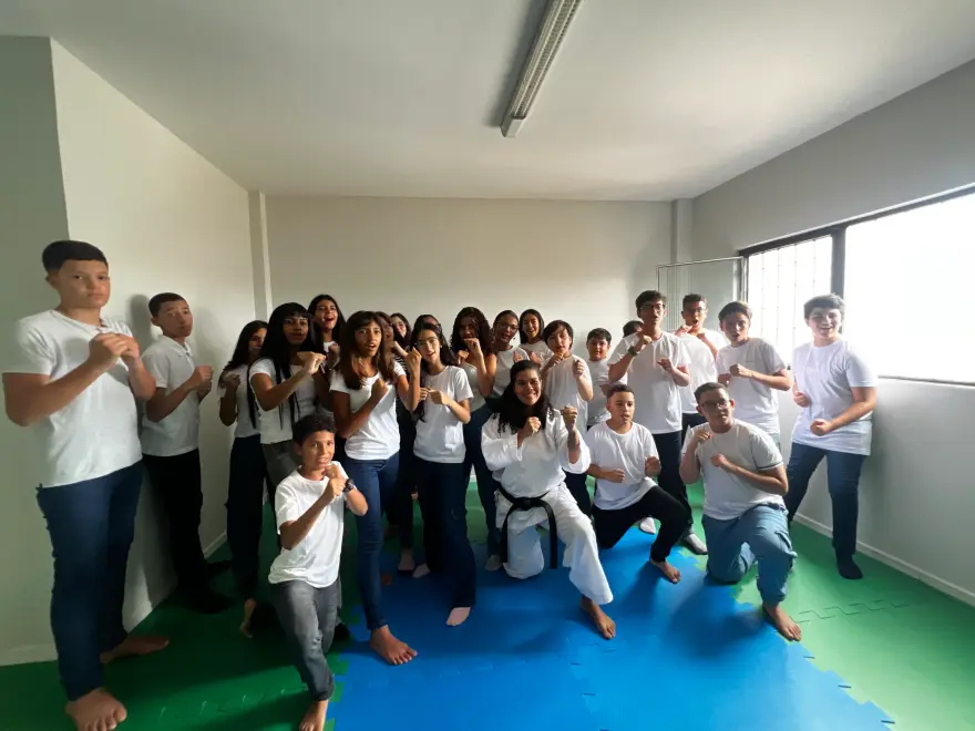 Aula de artes marciais no tatame do colégio